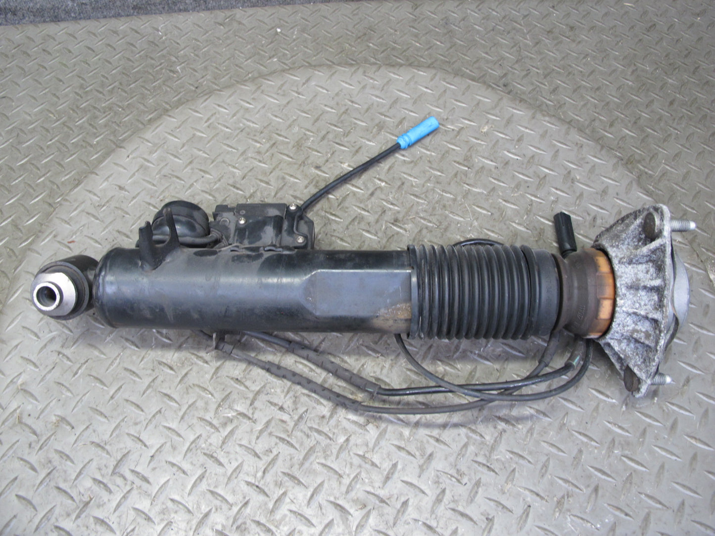 2010-2014 BMW E70 E71 X5M X6M Rear Left & Right VDC Strut Shock Absorber Set