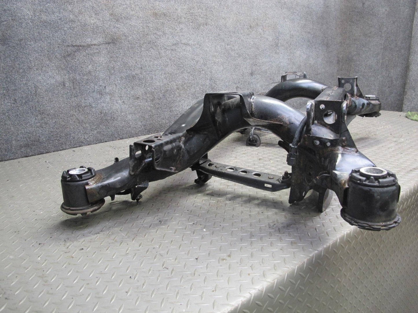 01-06 Lexus UCF30L LS430 Rear Suspension Subframe Crossmember Carrier 116K OEM