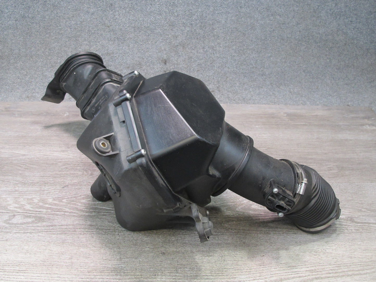 2012-2018 BMW F12 F13 M6 S63T Left Side Engine Air Intake Muffler Box Housing