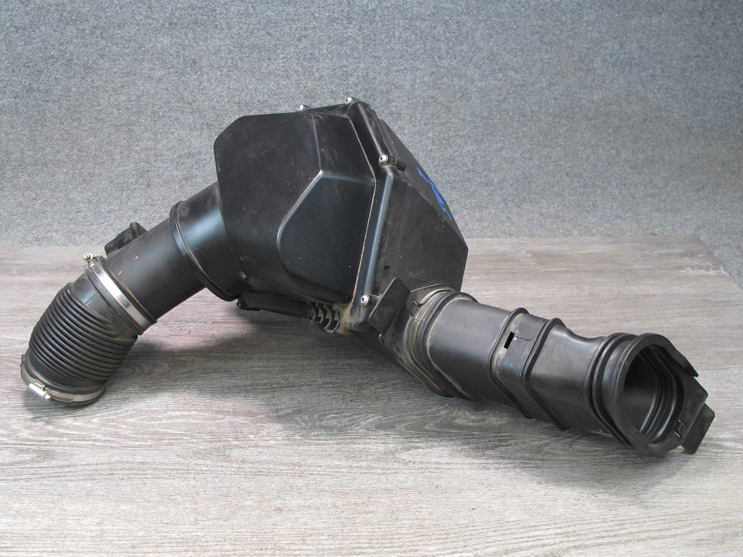 2012-2018 BMW F12 F13 M6 S63T Left Side Engine Air Intake Muffler Box Housing