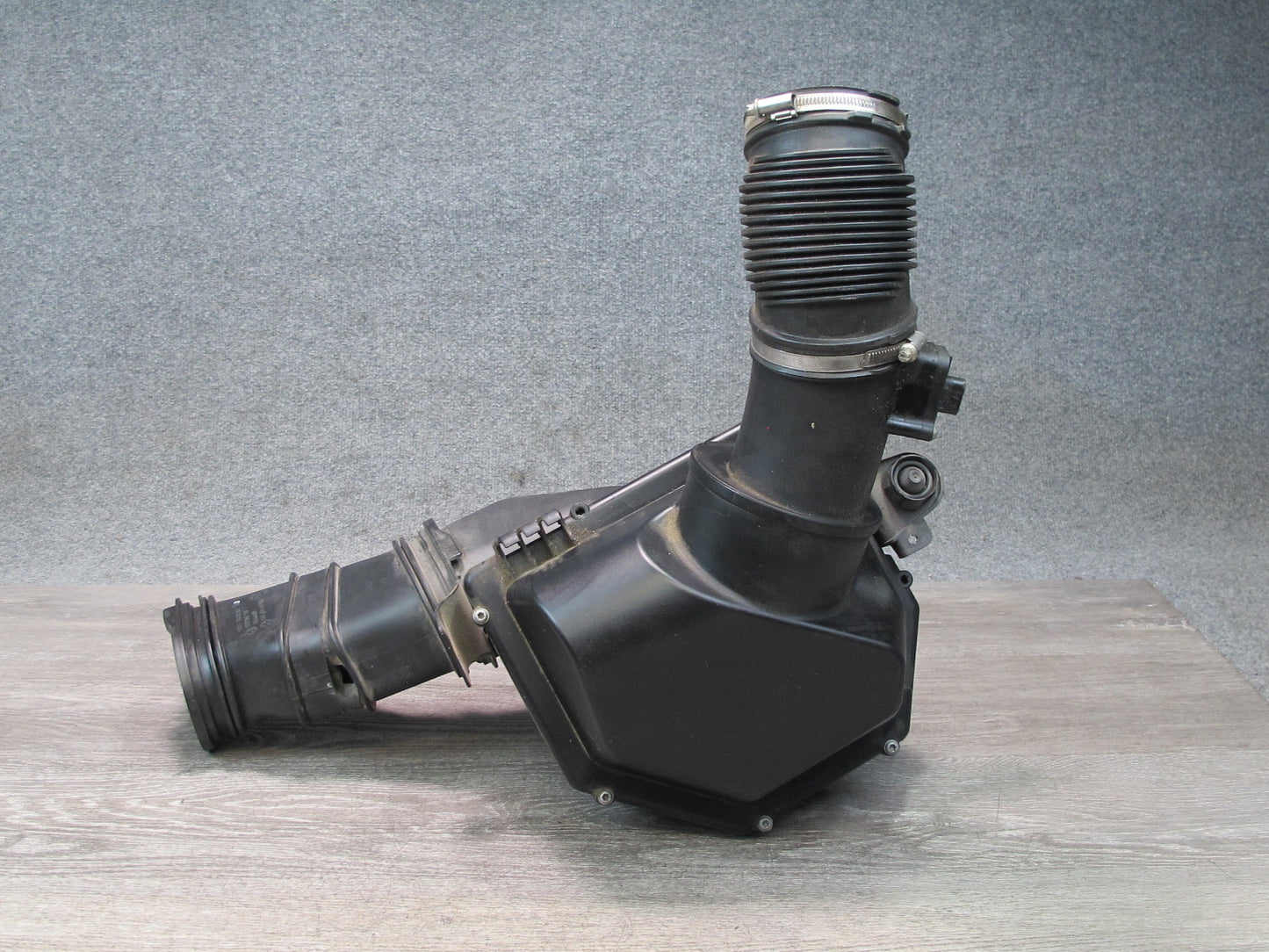 2012-2018 BMW F12 F13 M6 S63T Left Side Engine Air Intake Muffler Box Housing