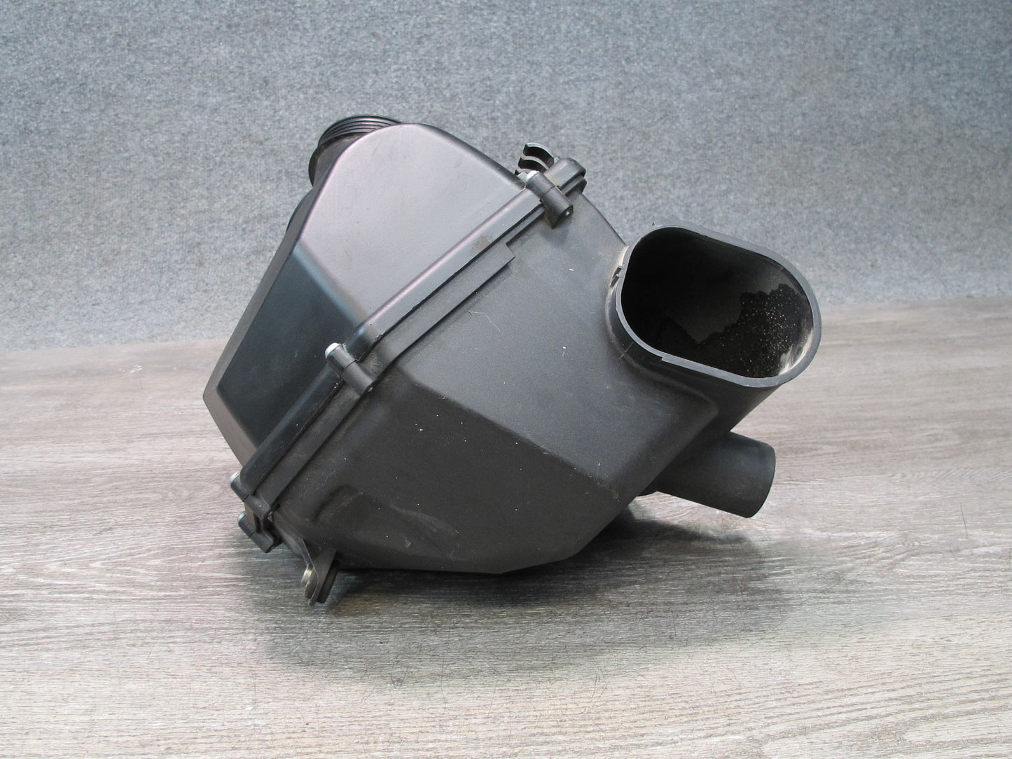 2012-2018 BMW F12 F13 M6 S63T Right Side Engine Air Intake Muffler Box Housing