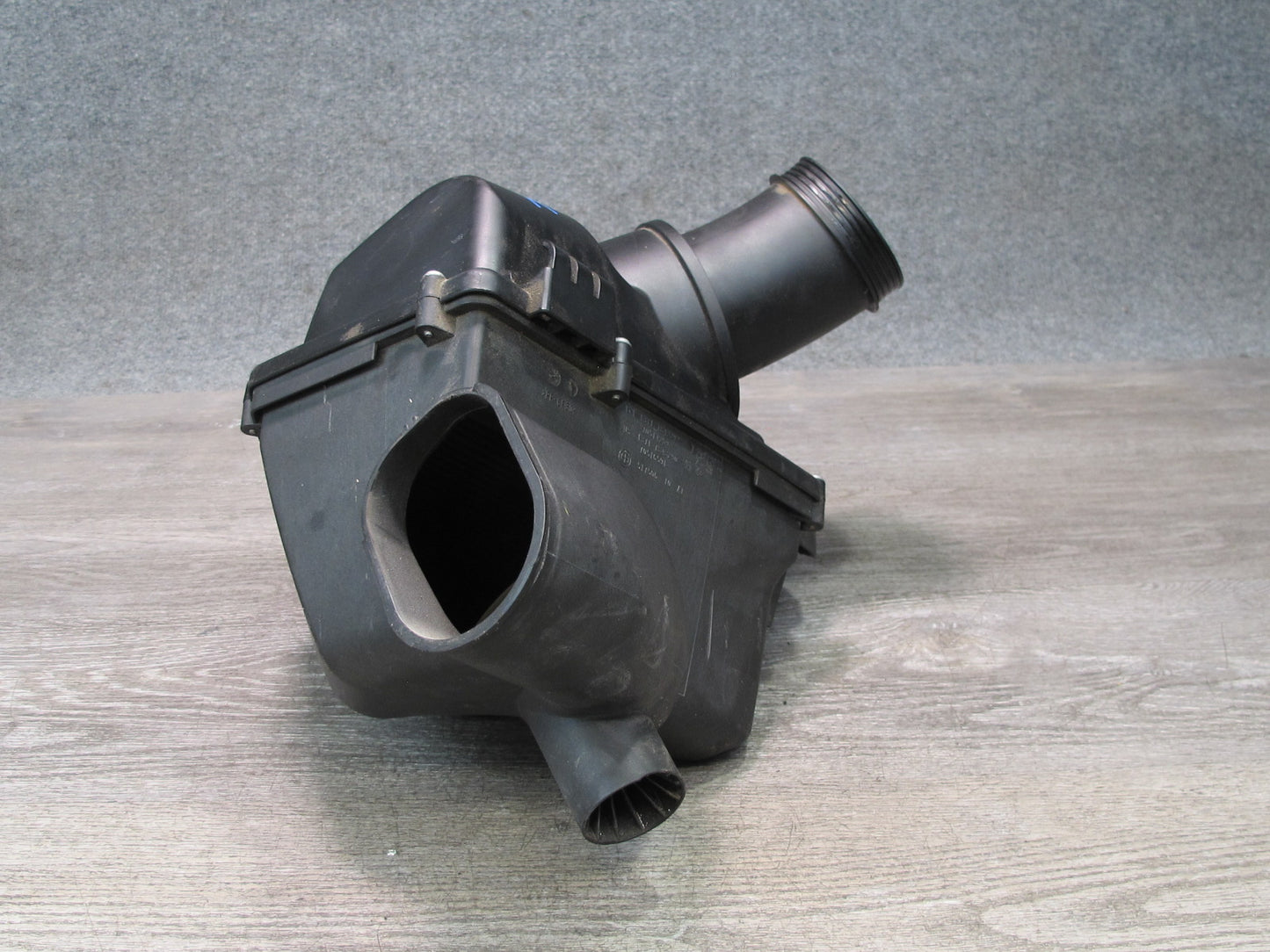 2012-2018 BMW F12 F13 M6 S63T Right Side Engine Air Intake Muffler Box Housing