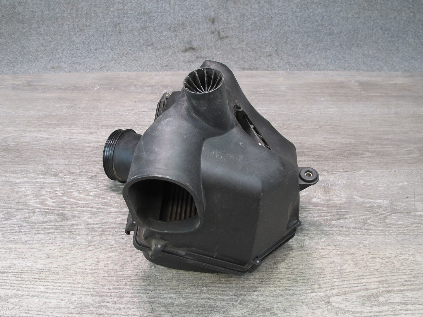 2012-2018 BMW F12 F13 M6 S63T Right Side Engine Air Intake Muffler Box Housing