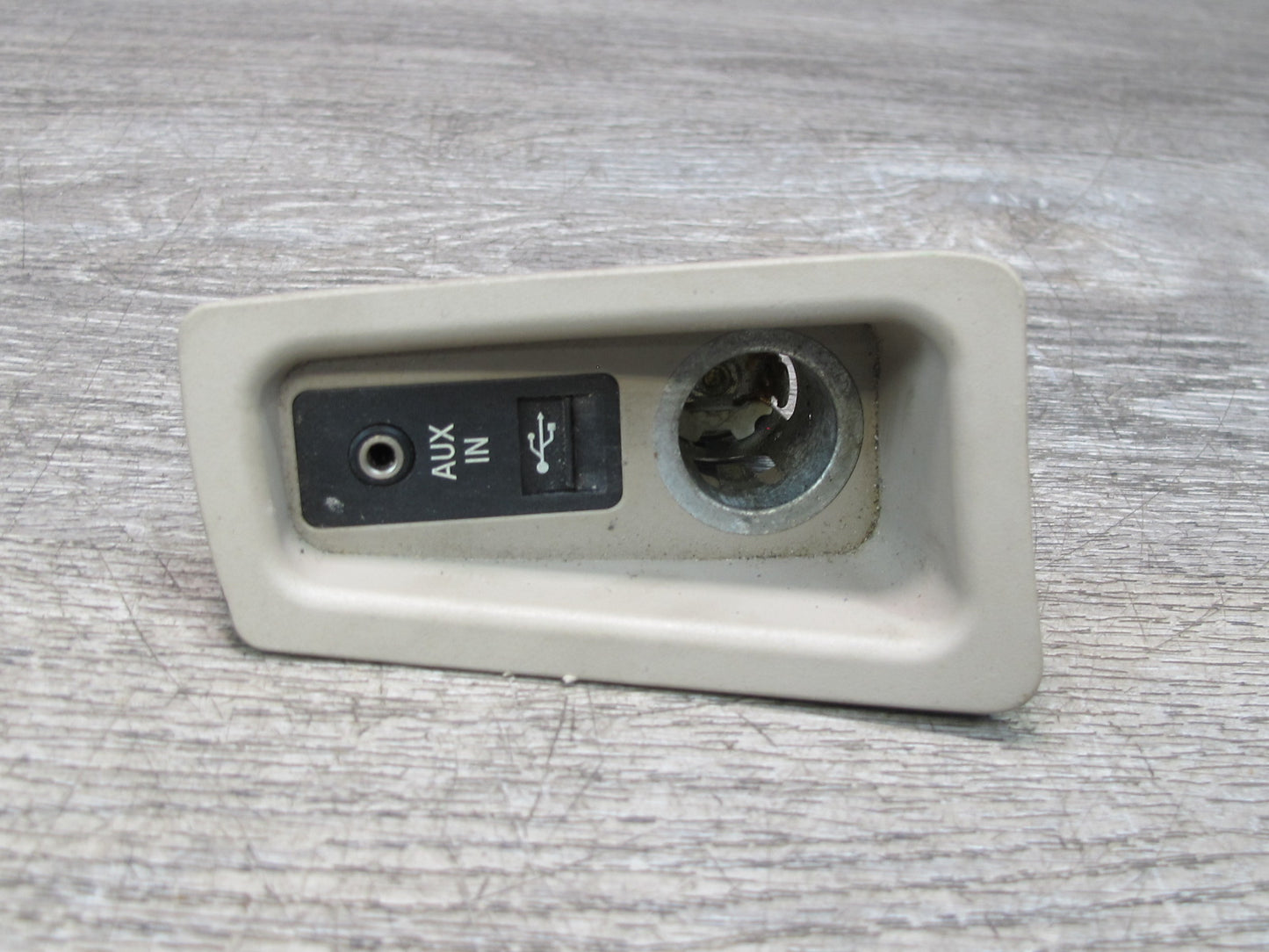 08-13 BMW E82 E88 135I Center Console USB AUX Lighter Socket w Trim Beige OEM