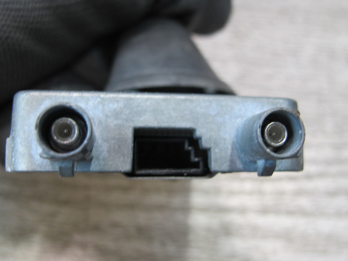 01-06 BMW E46 330ci Convertible Rear Exterior Radio Antenna w Module 6909606 OEM