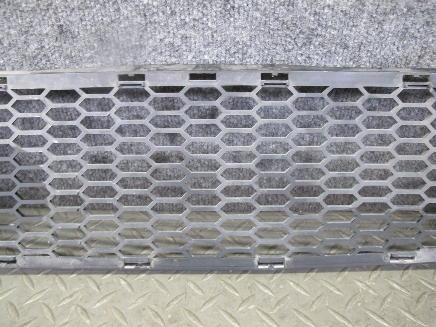 08-13 BMW E82 E88 135I Front Bumper M-sport Center Lower Air Vent Grille OEM