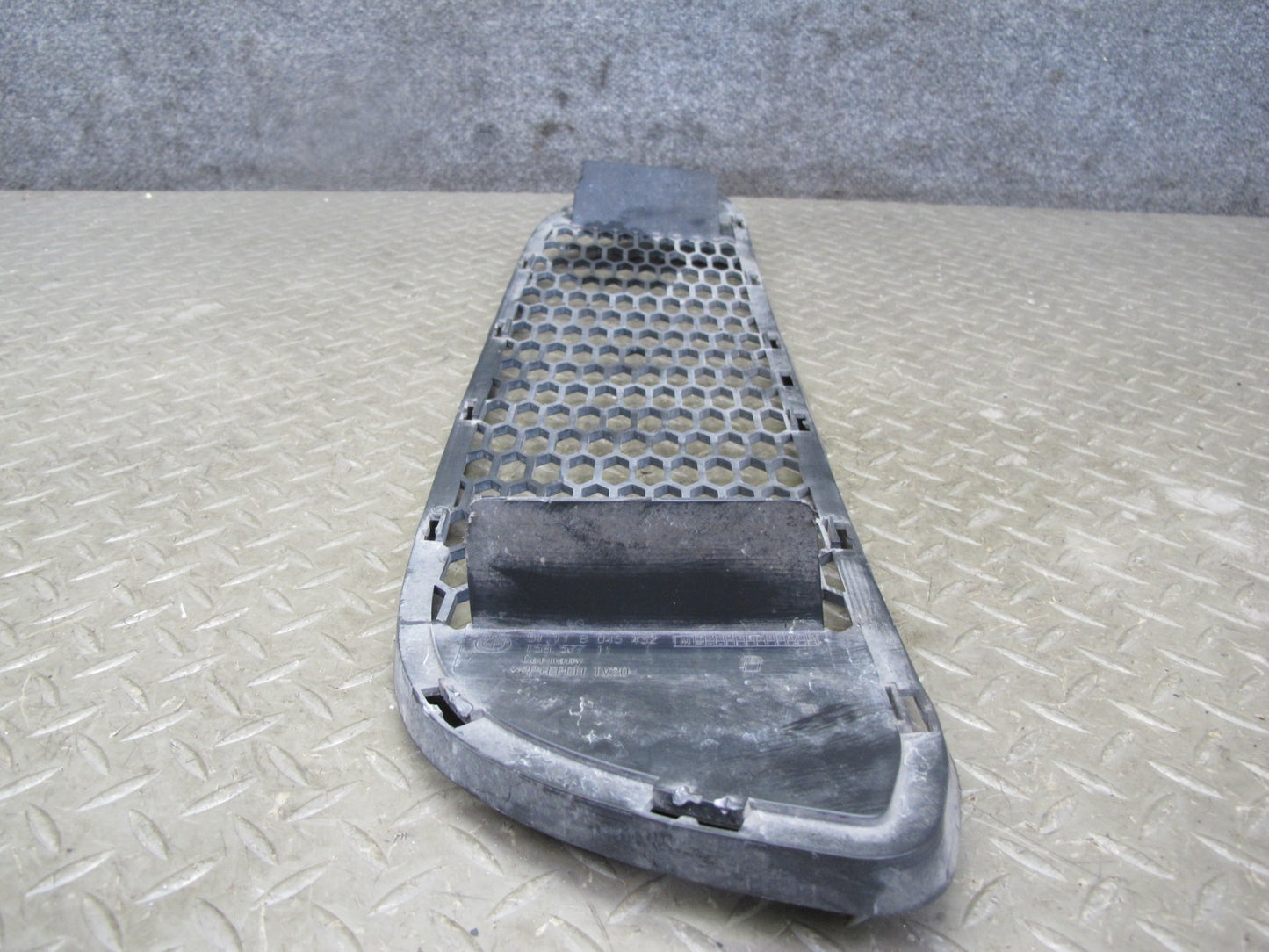 08-13 BMW E82 E88 135I Front Bumper M-sport Center Lower Air Vent Grille OEM