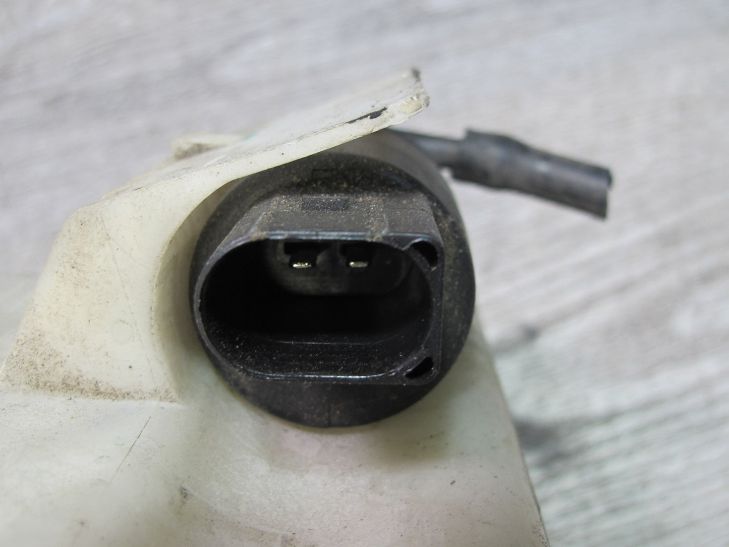 01-06 BMW E46 330ci Windshield Washer Fluid Reservoir Tank w Pump 7007970 OEM
