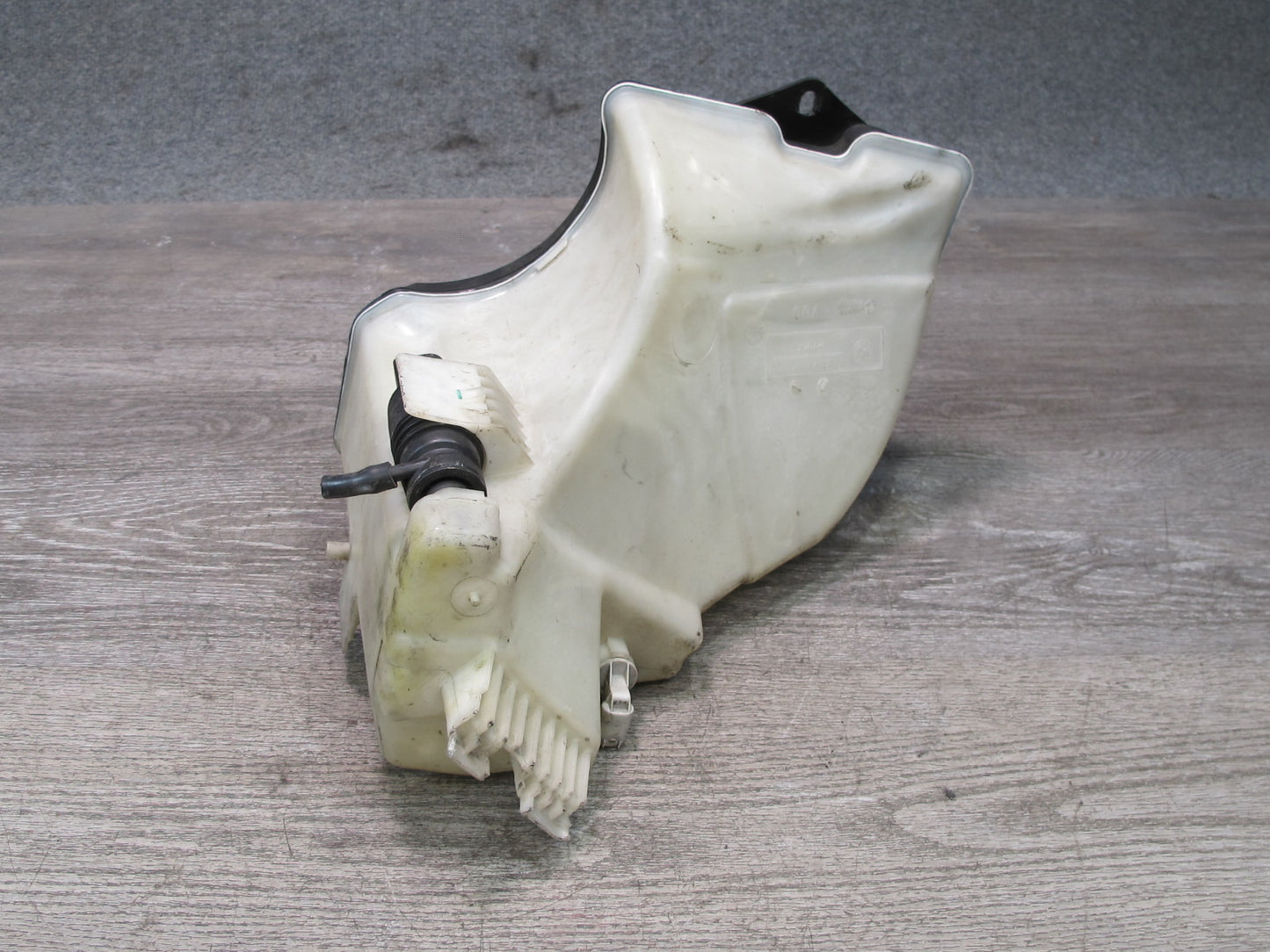 01-06 BMW E46 330ci Windshield Washer Fluid Reservoir Tank w Pump 7007970 OEM