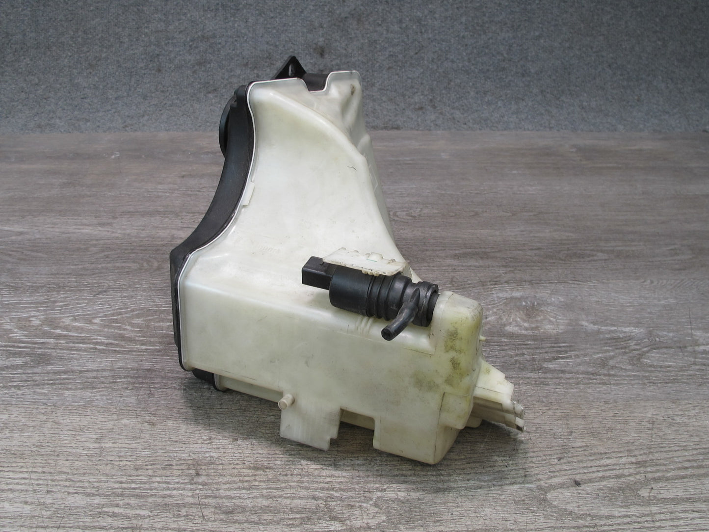 01-06 BMW E46 330ci Windshield Washer Fluid Reservoir Tank w Pump 7007970 OEM