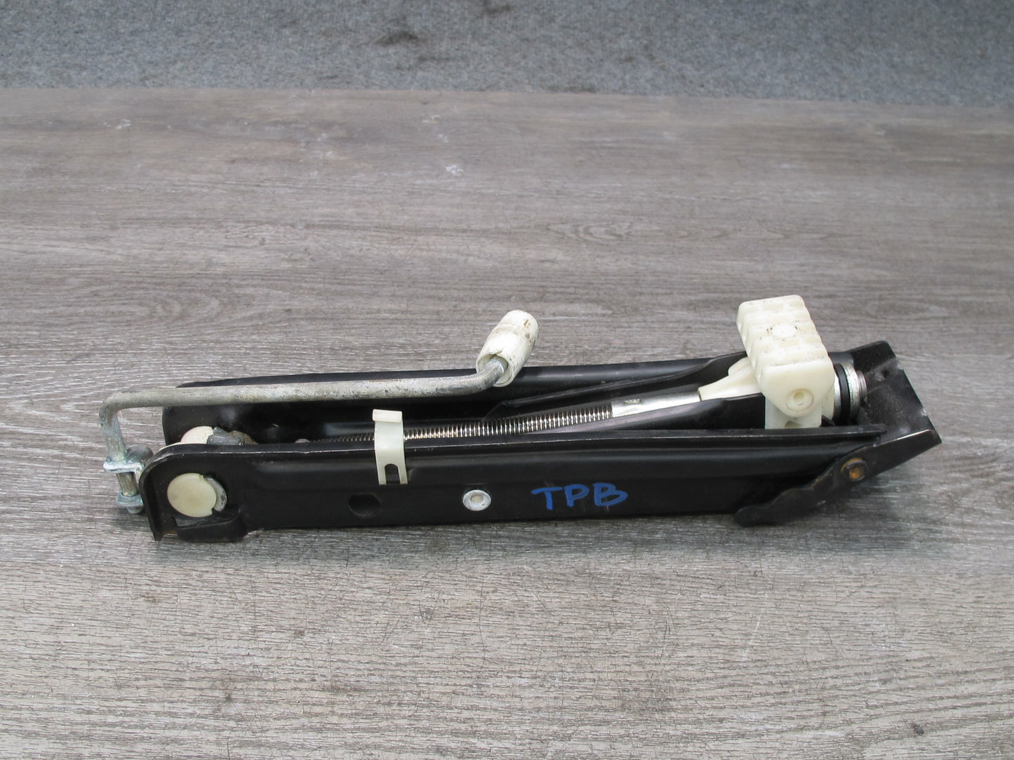 01-06 BMW E46 330ci 3-SERIES Emergency Spare Tire Lift Jack 1096202 OEM
