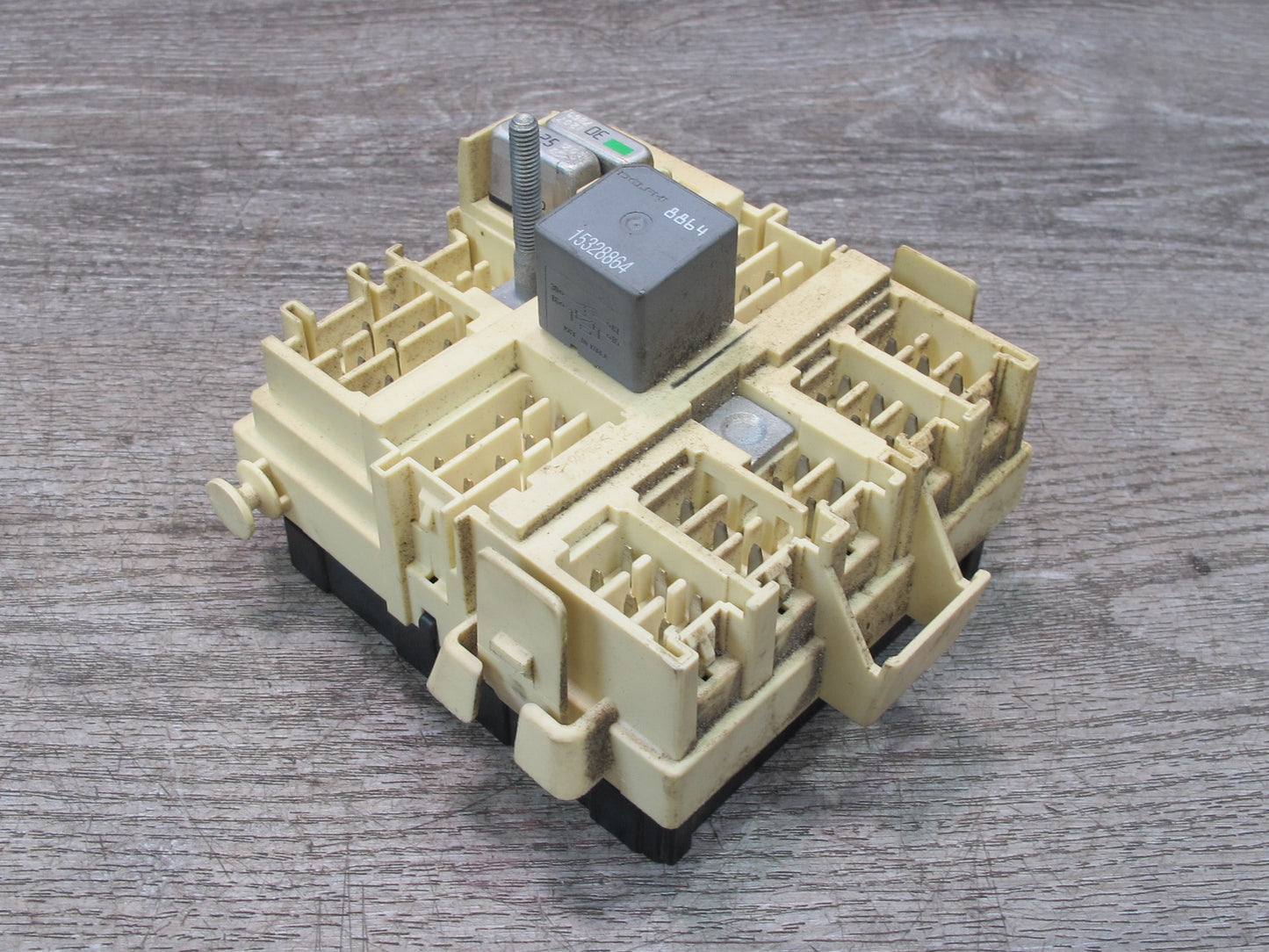 2003-2007 Hummer H2 Dash Board Relay Fuse Junction Box 15190658