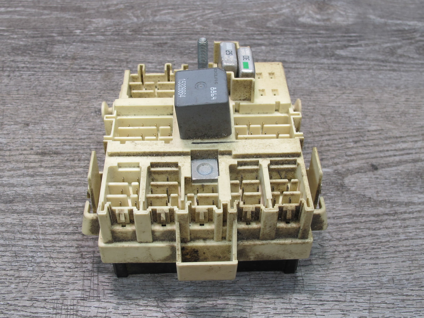 2003-2007 Hummer H2 Dash Board Relay Fuse Junction Box 15190658