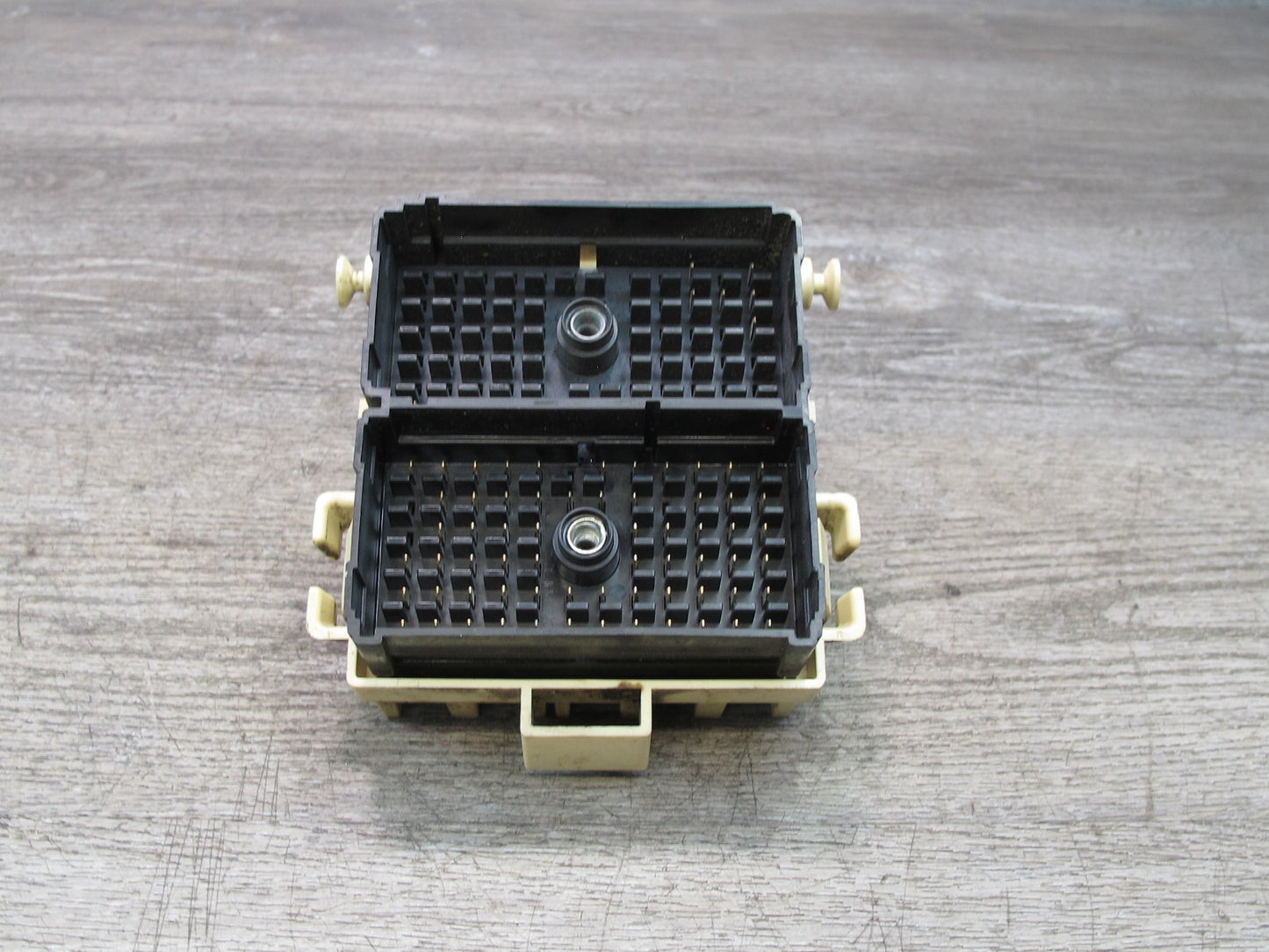 2003-2007 Hummer H2 Dash Board Relay Fuse Junction Box 15190658