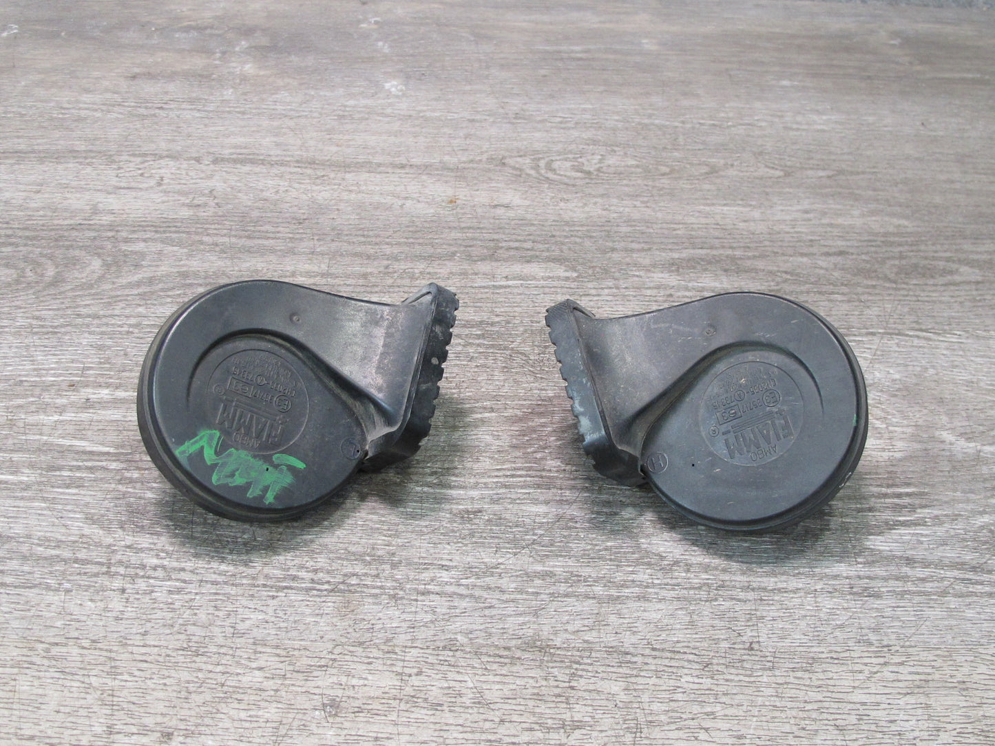 2003-2009 Hummer H2 High & Low Tone Note Pitch Horn Signal Set of 2