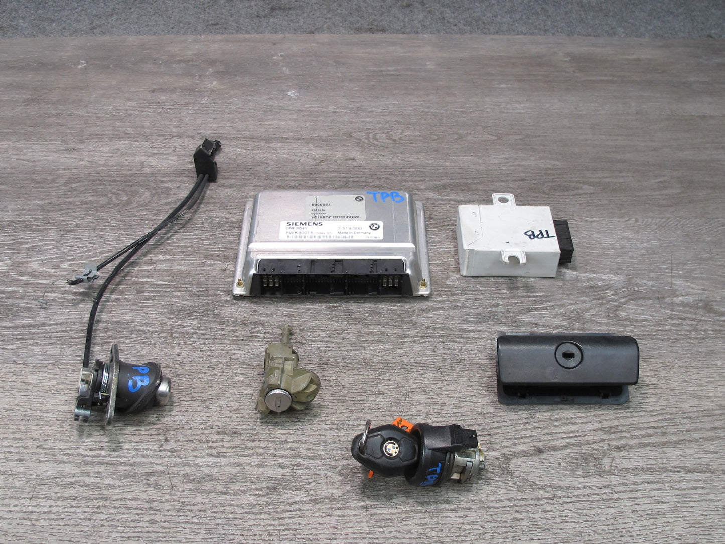 01-03 BMW E46 330ci Conv AT Engine ECU ECM Immo Ignition Trunk Door Lock KEY Set