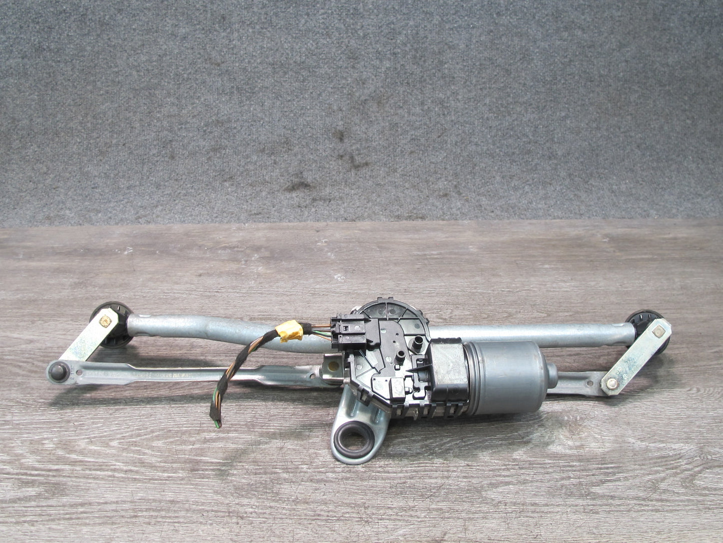 01-06 BMW E46 330ci Windshield Wiper Transmission Linkage w Motor OEM