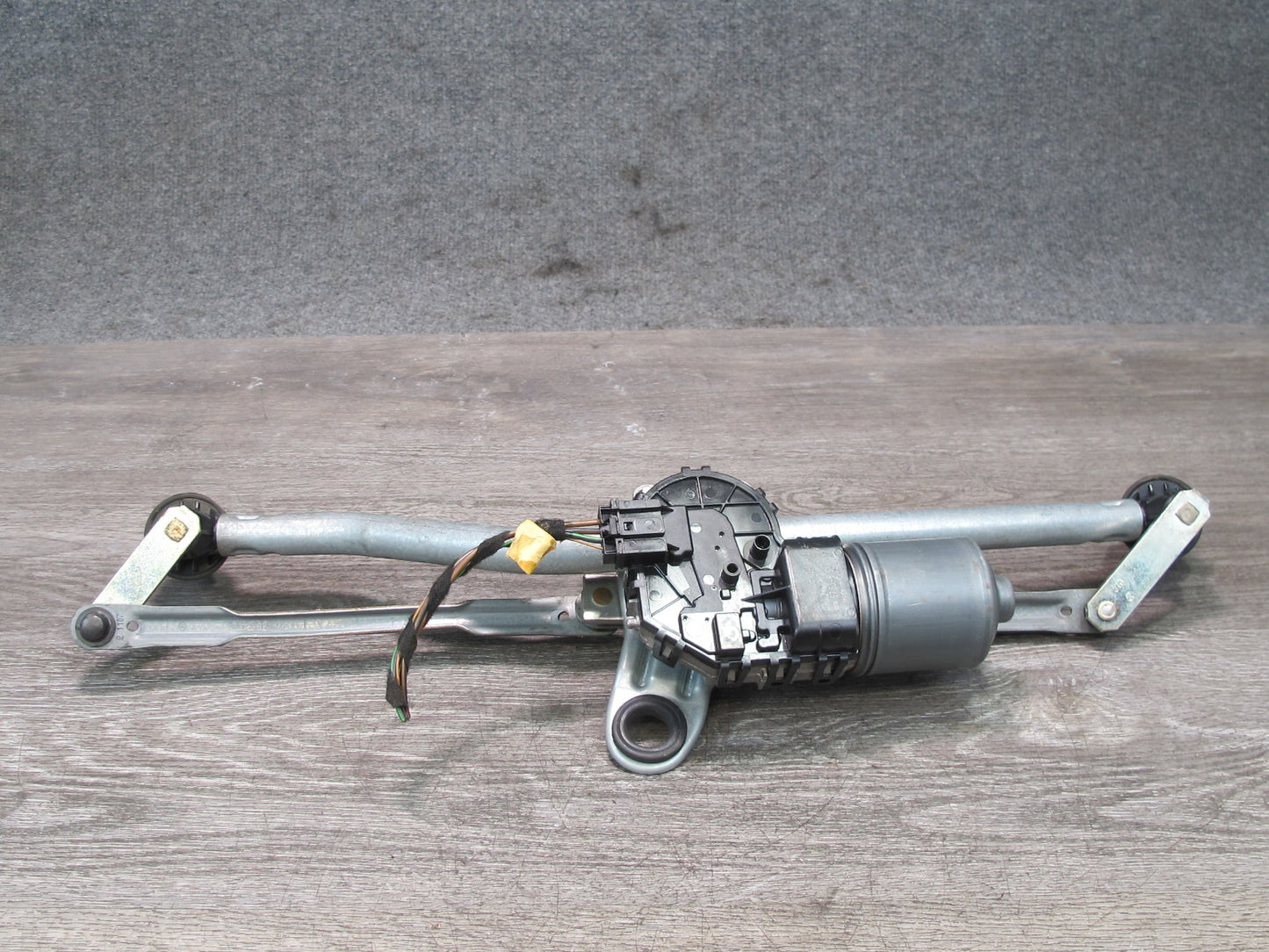01-06 BMW E46 330ci Windshield Wiper Transmission Linkage w Motor OEM