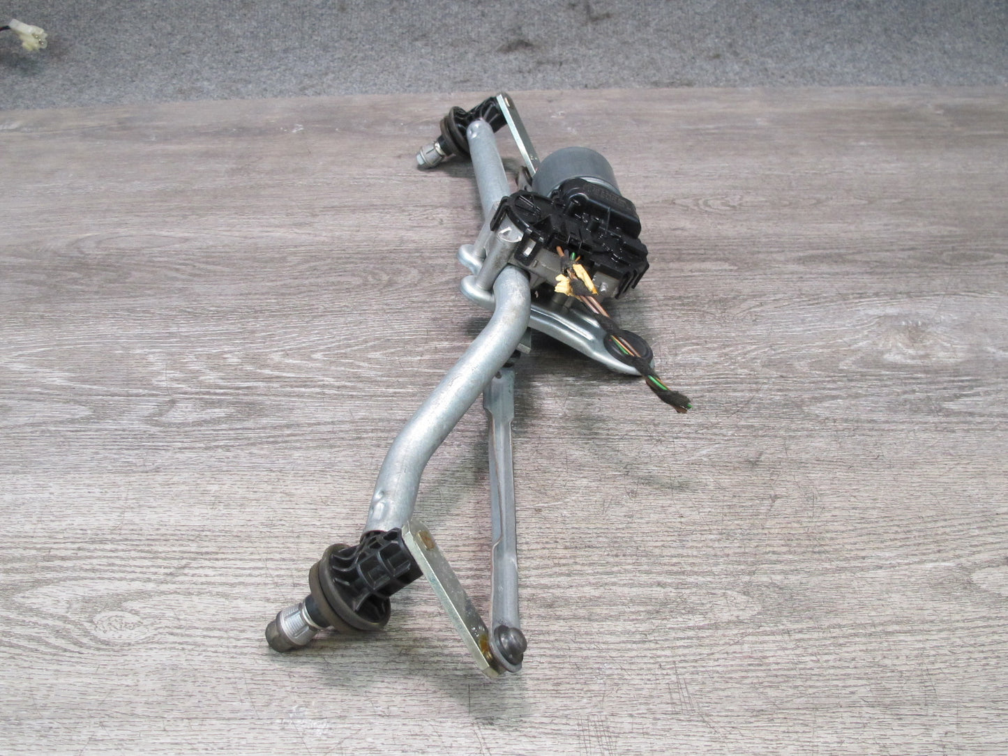 01-06 BMW E46 330ci Windshield Wiper Transmission Linkage w Motor OEM