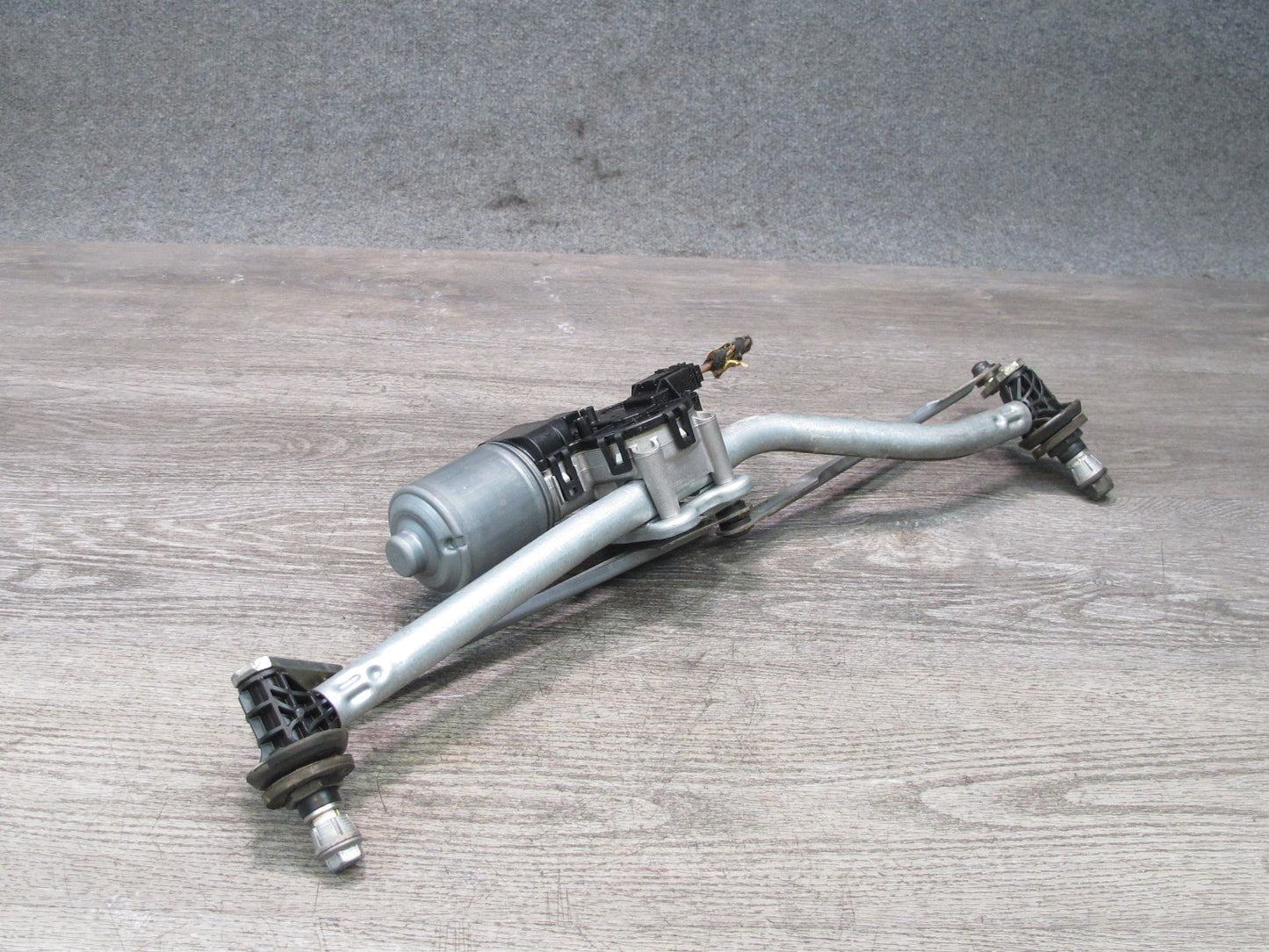 01-06 BMW E46 330ci Windshield Wiper Transmission Linkage w Motor OEM