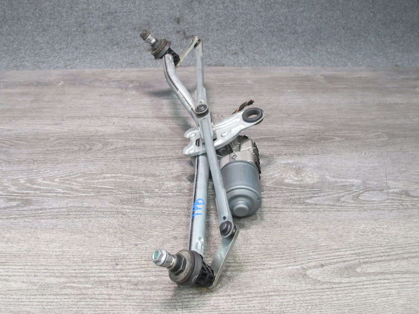 01-06 BMW E46 330ci Windshield Wiper Transmission Linkage w Motor OEM