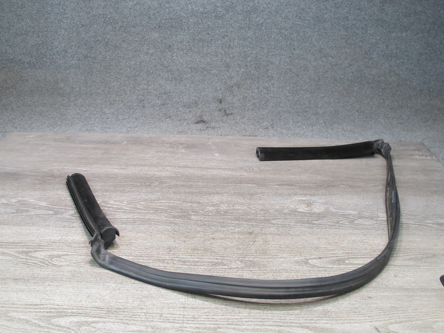 01-06 BMW E46 330ci Convertible Soft TOP Roof Cowl Weatherstrip Rubber Seal OEM