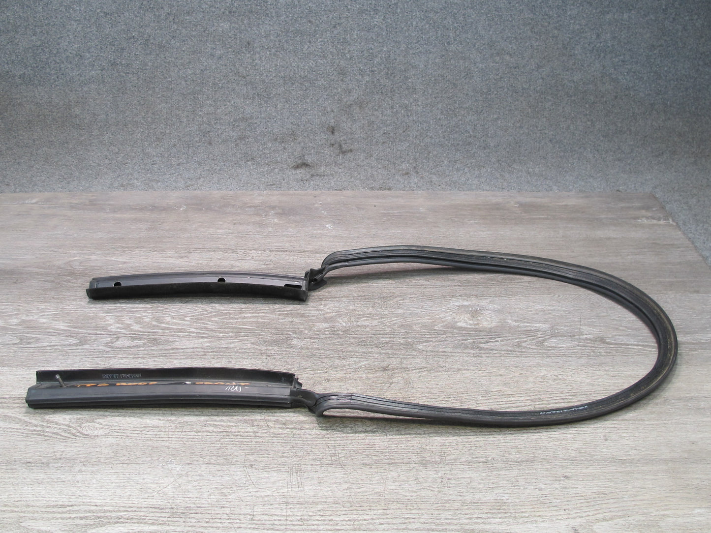 01-06 BMW E46 330ci Convertible Soft TOP Roof Cowl Weatherstrip Rubber Seal OEM