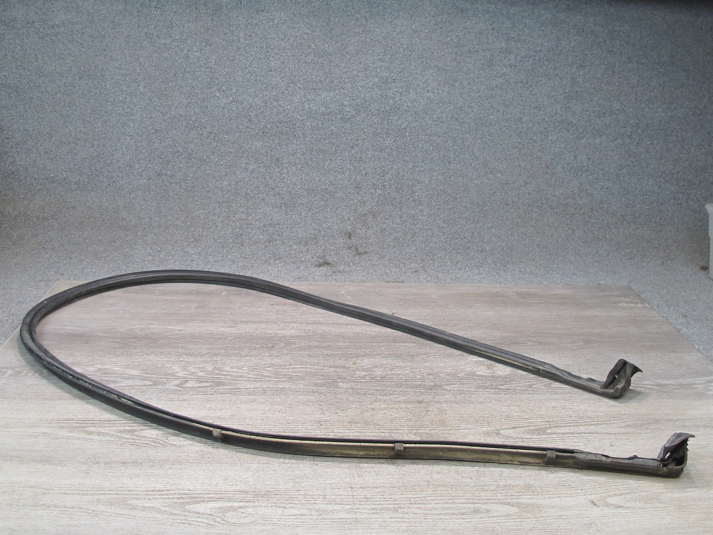 01-06 BMW E46 330ci Convertible Rear Roof Flap Weatherstrip Rubber Seal OEM