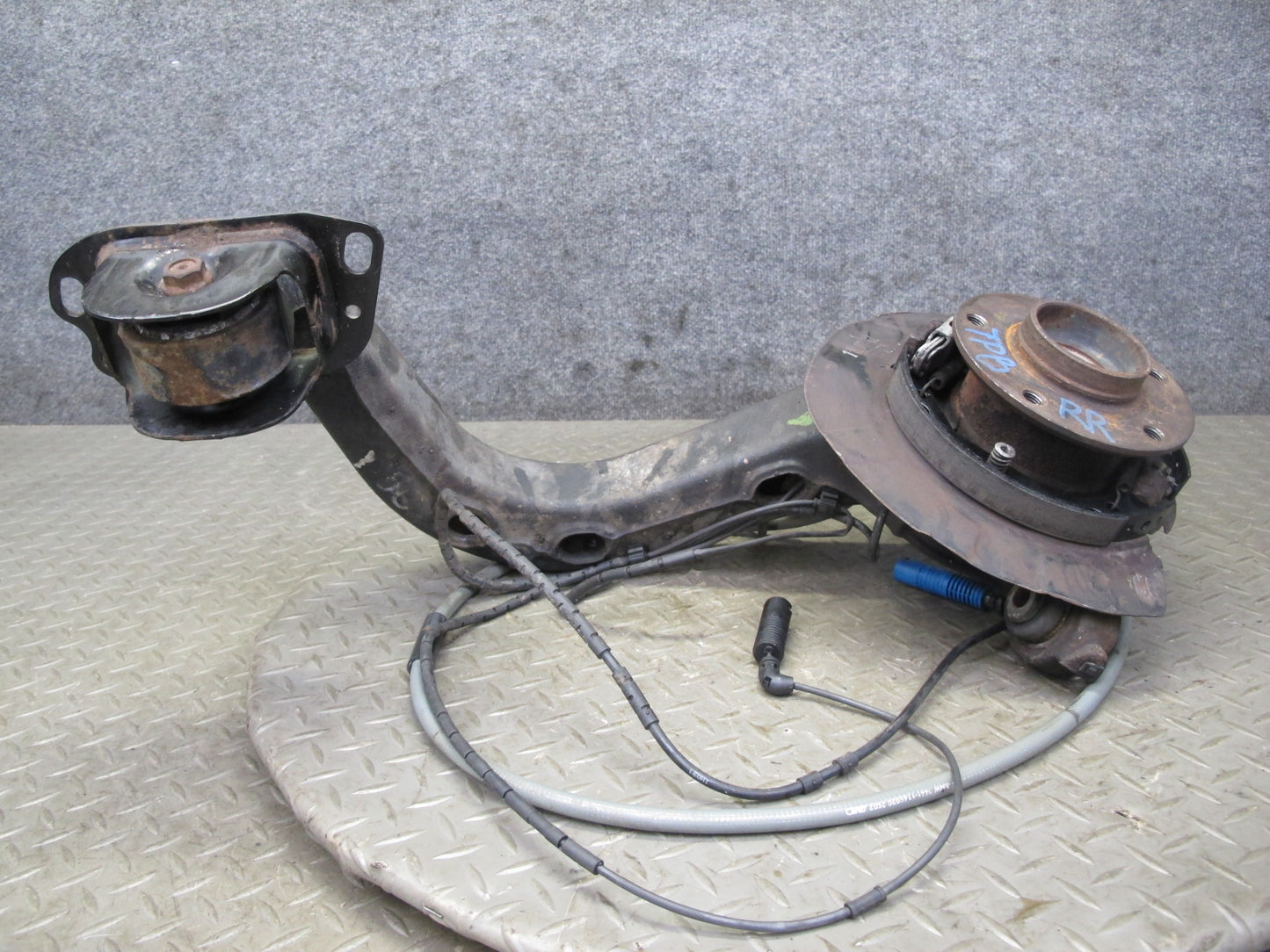 01-06 BMW E46 330i 330Ci RWD Rear Right Knuckle Wheel Hub Trailing Arm OEM