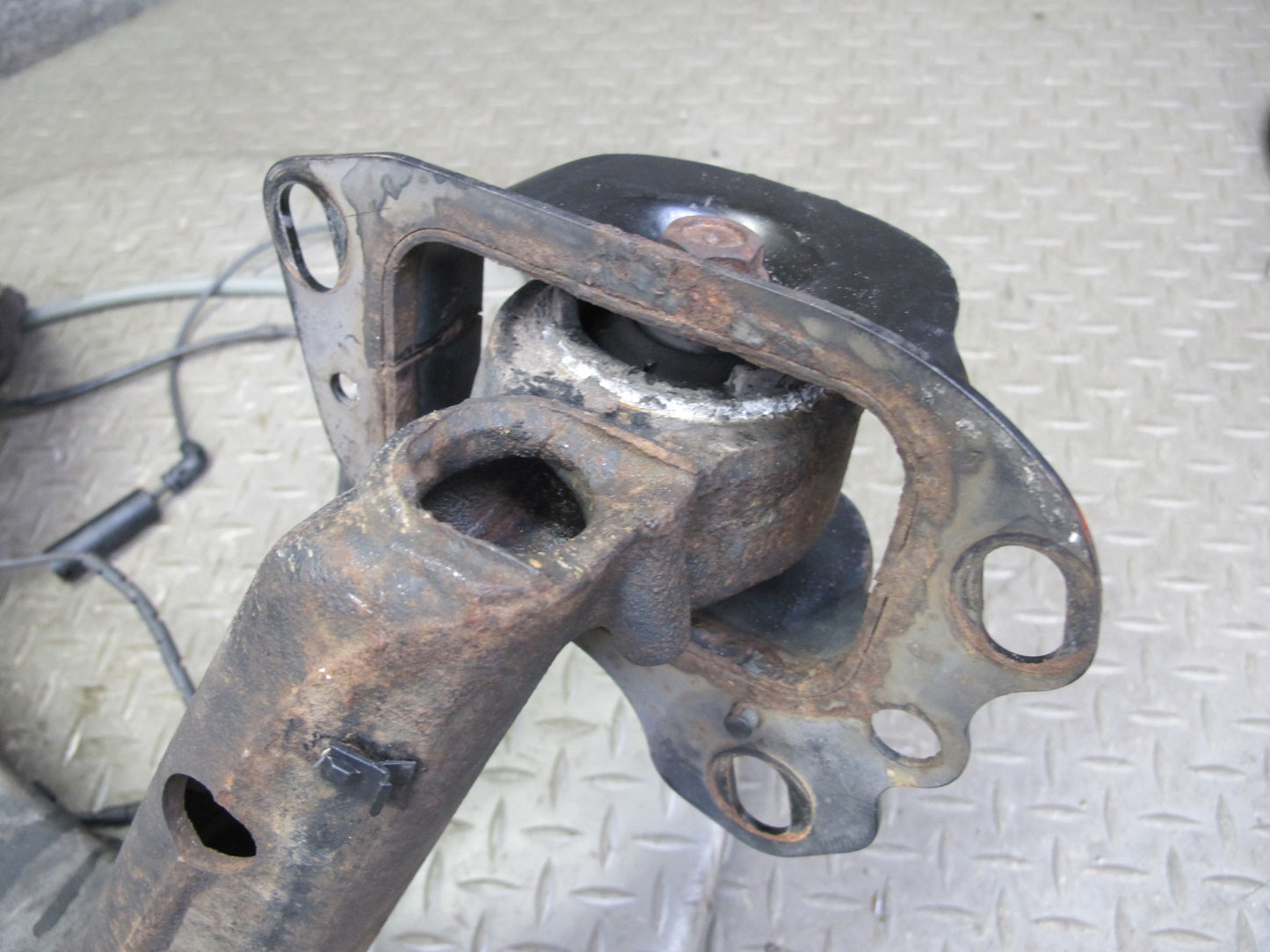 01-06 BMW E46 330i 330Ci RWD Rear Right Knuckle Wheel Hub Trailing Arm OEM