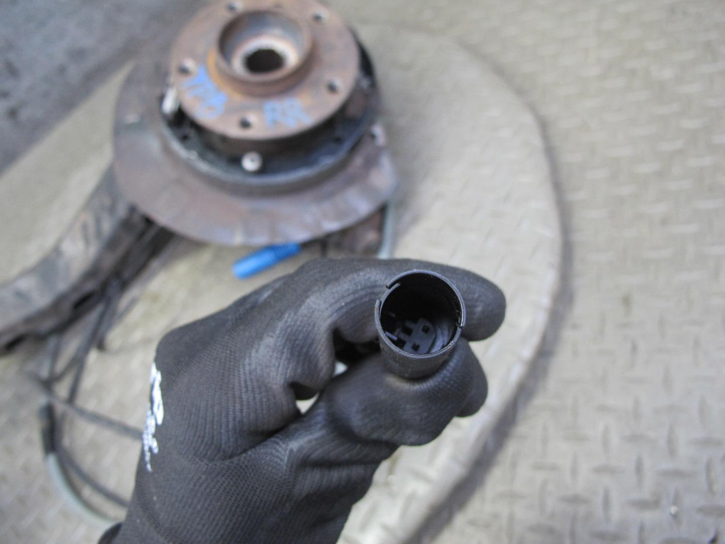 01-06 BMW E46 330i 330Ci RWD Rear Right Knuckle Wheel Hub Trailing Arm OEM