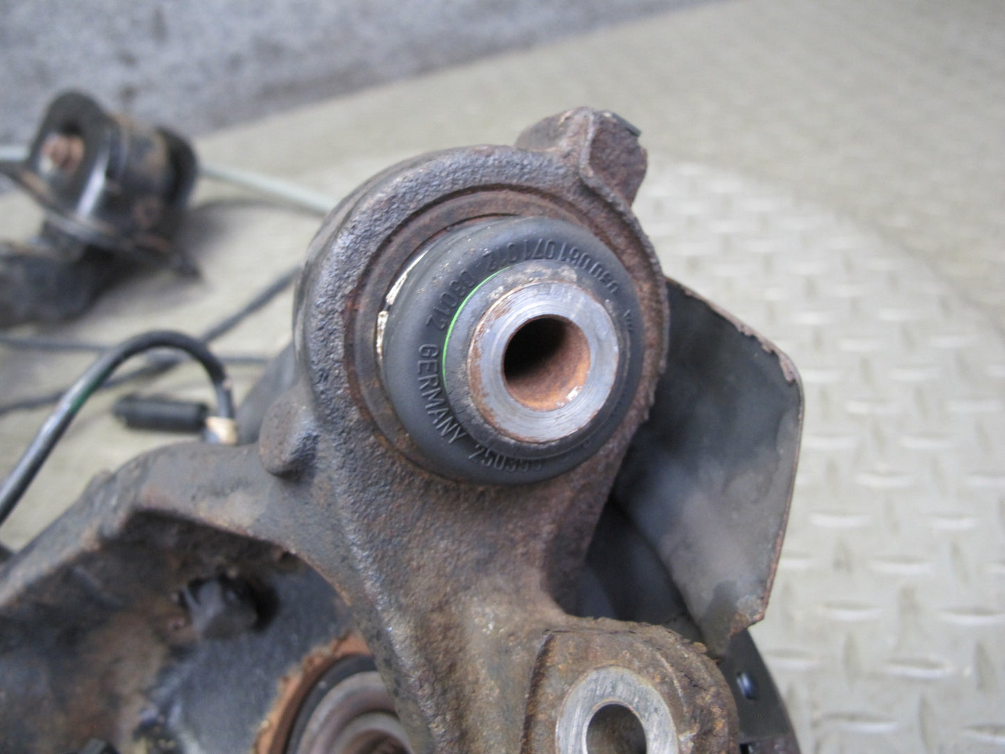 01-06 BMW E46 330i 330Ci RWD Rear Right Knuckle Wheel Hub Trailing Arm OEM