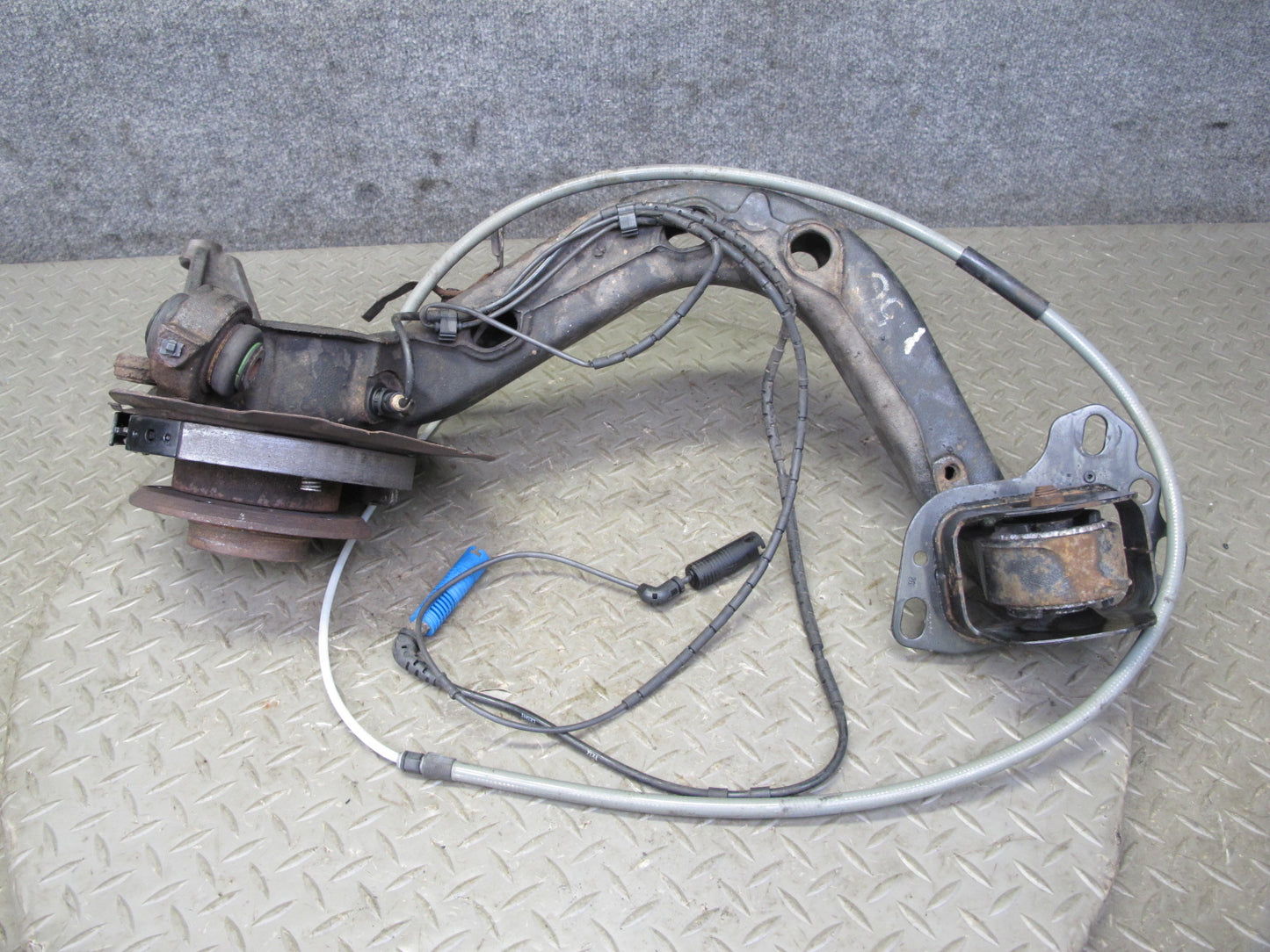 01-06 BMW E46 330i 330Ci RWD Rear Right Knuckle Wheel Hub Trailing Arm OEM