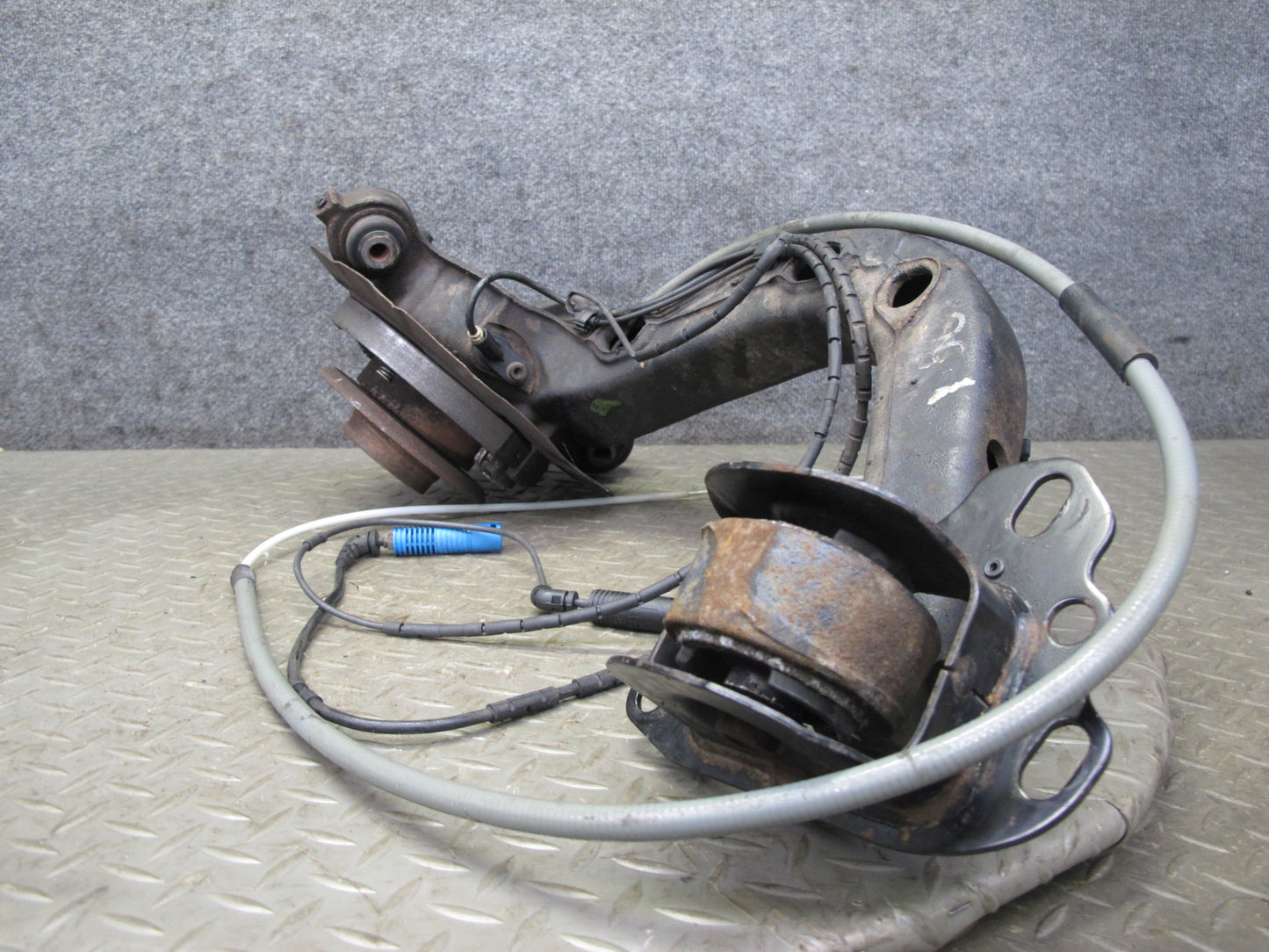 01-06 BMW E46 330i 330Ci RWD Rear Right Knuckle Wheel Hub Trailing Arm OEM