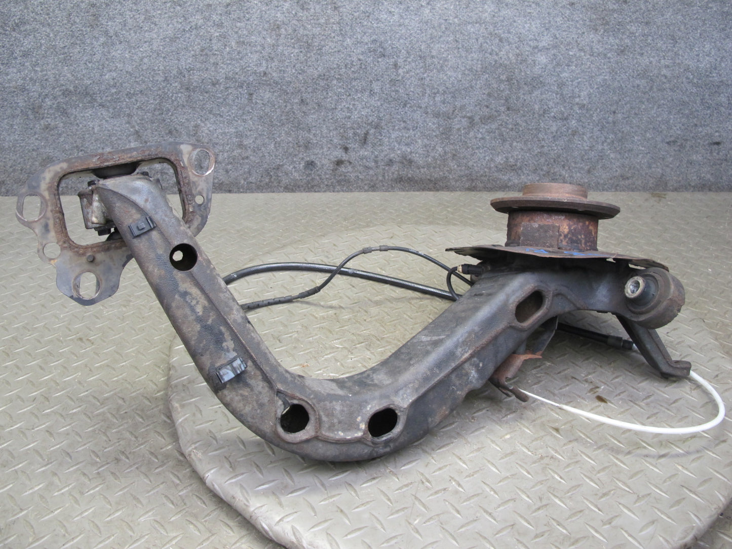 01-06 BMW E46 330i 330Ci RWD Rear Left Knuckle Wheel Hub Trailing Arm OEM