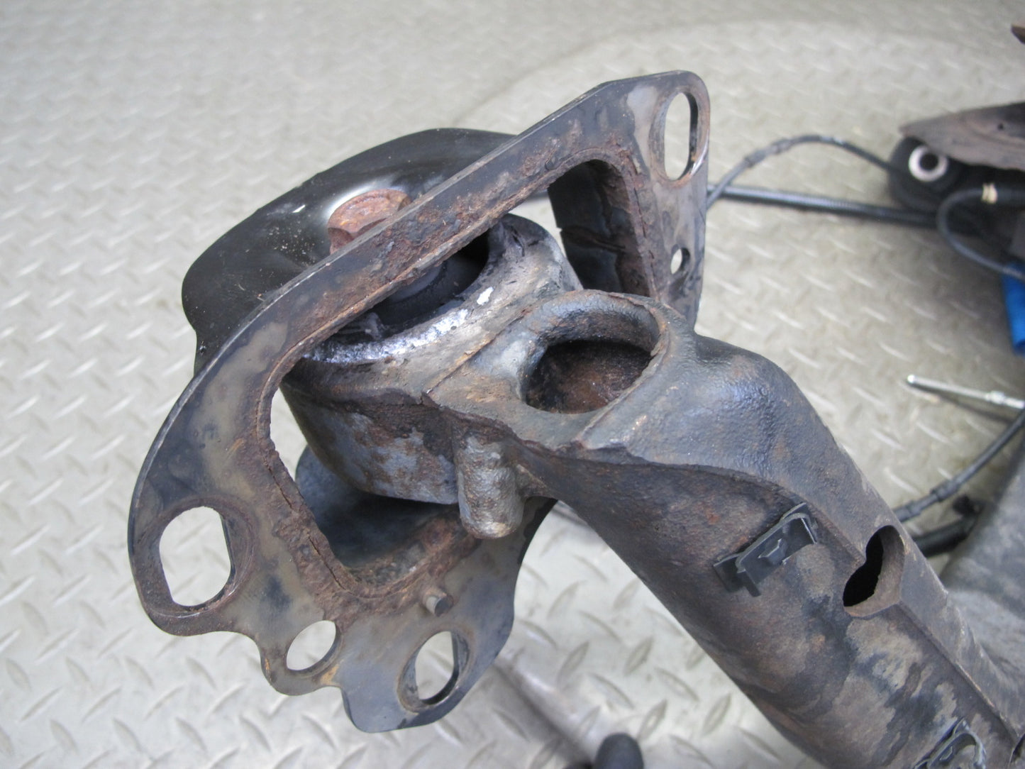01-06 BMW E46 330i 330Ci RWD Rear Left Knuckle Wheel Hub Trailing Arm OEM