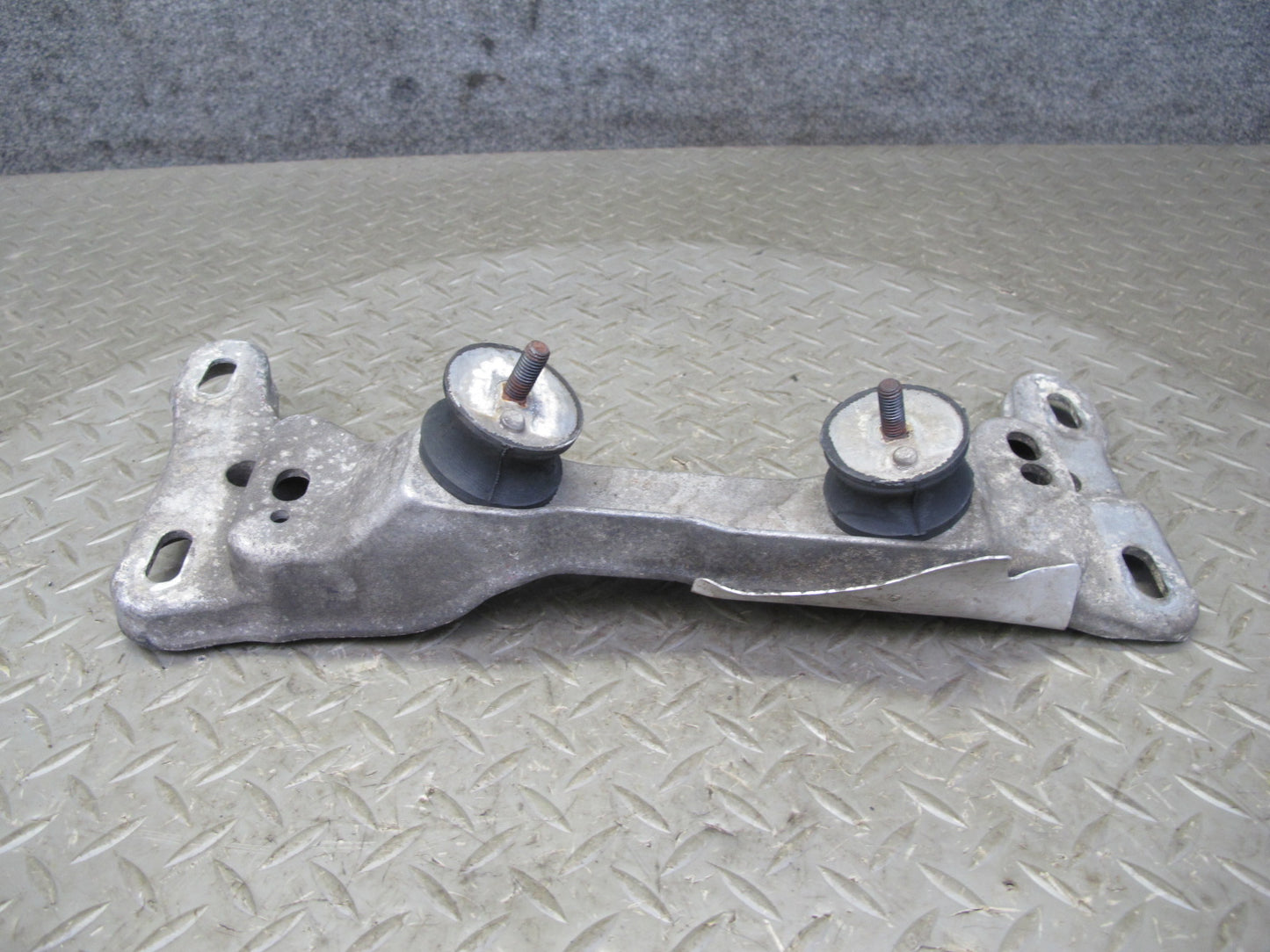 01-06 BMW E46 330ci A/T Automatic Transmission Crossmember Mount Support OEM