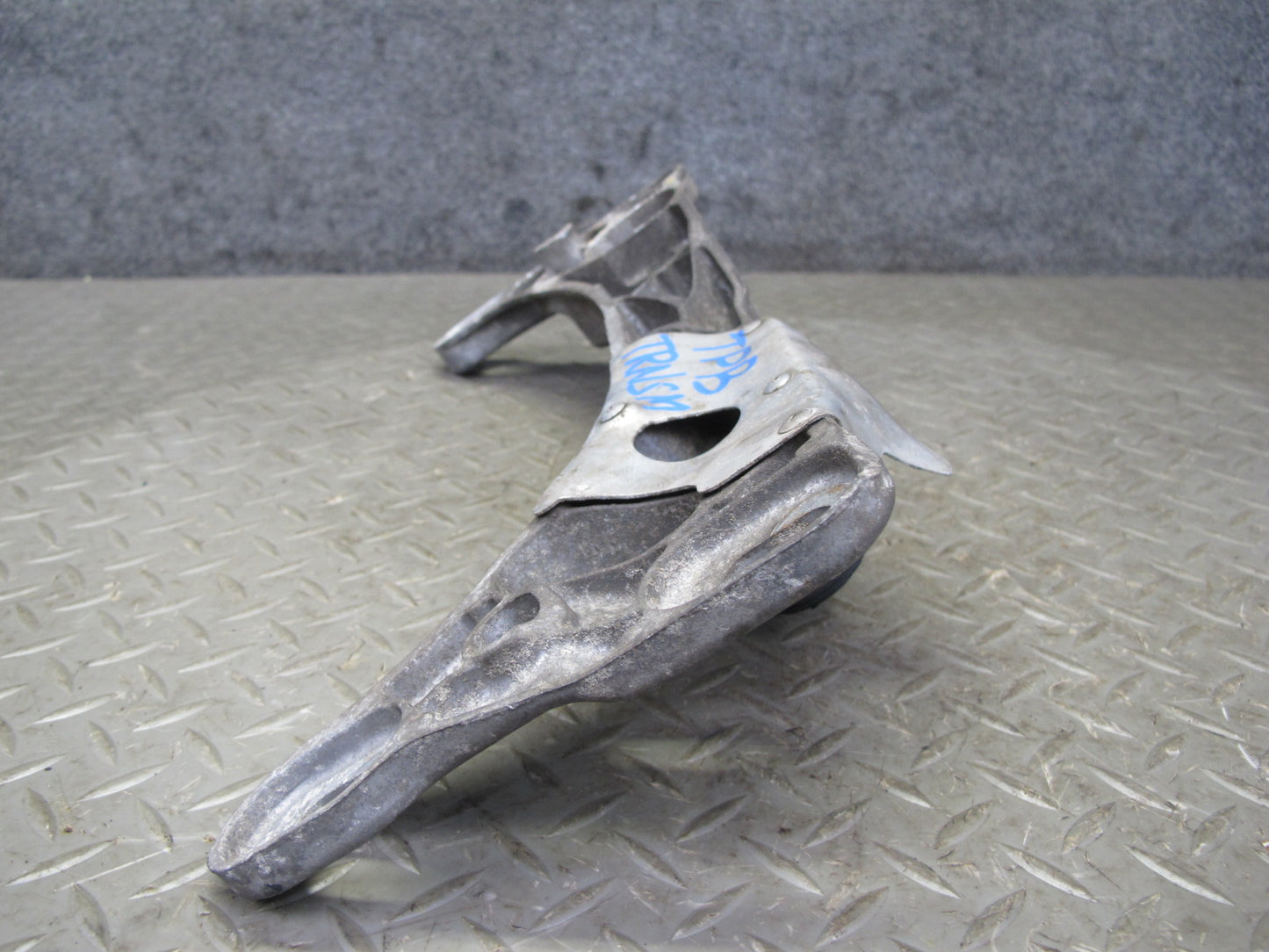 01-06 BMW E46 330ci A/T Automatic Transmission Crossmember Mount Support OEM