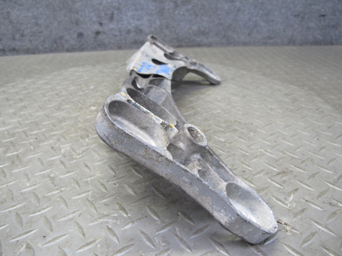 01-06 BMW E46 330ci A/T Automatic Transmission Crossmember Mount Support OEM