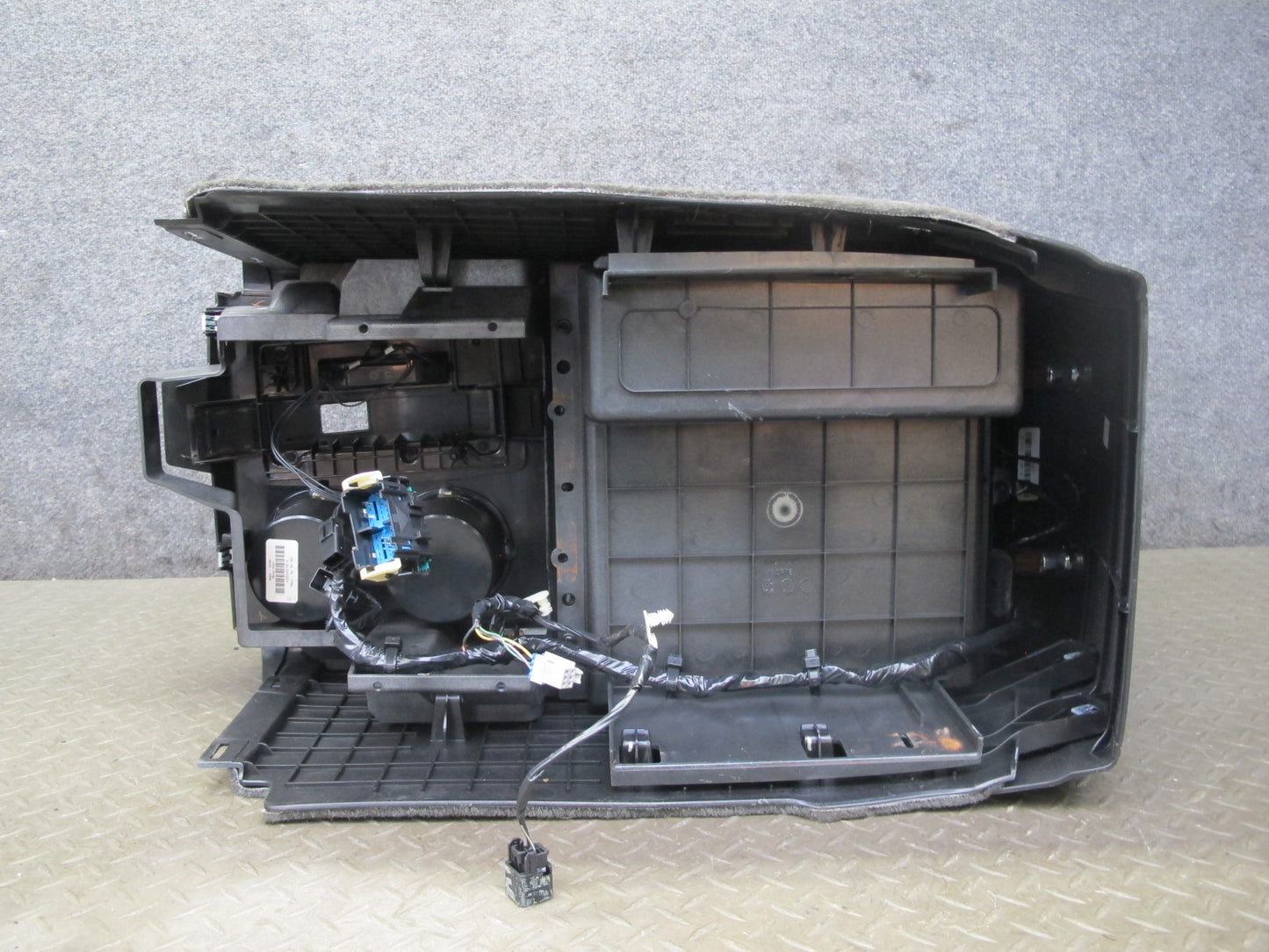 2008-2009 Hummer H2 Center Console Trim Cover Panel w Armrest & Rear Climate