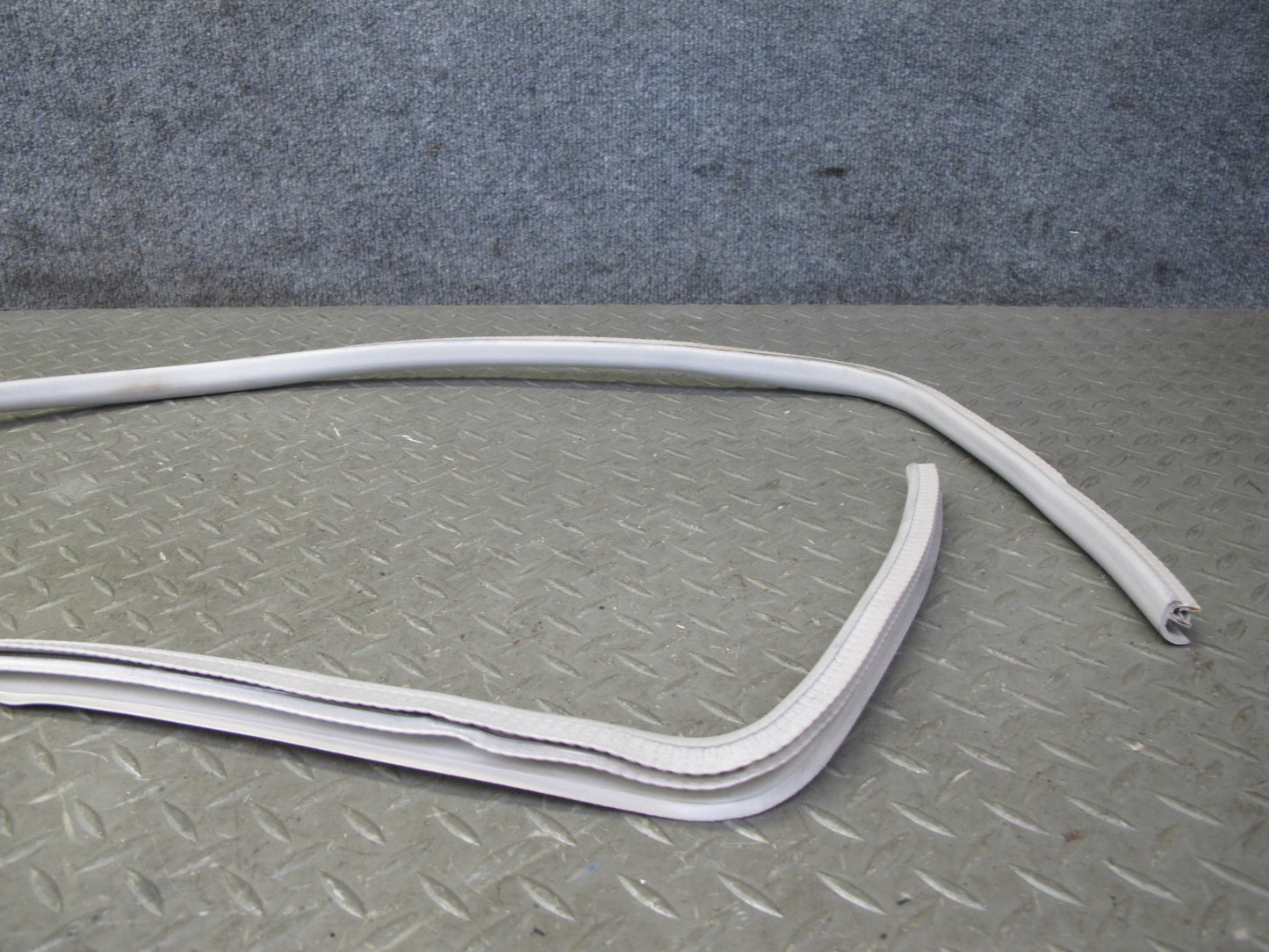 2003-2009 Hummer H2 Front Upper Roof Weatherstrip Rubber Seal