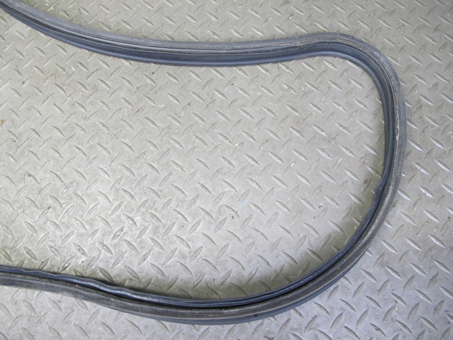95-00 Lexus UCF20L LS400 Rear Trunk Lid Weatherstrip Rubber Seal OEM