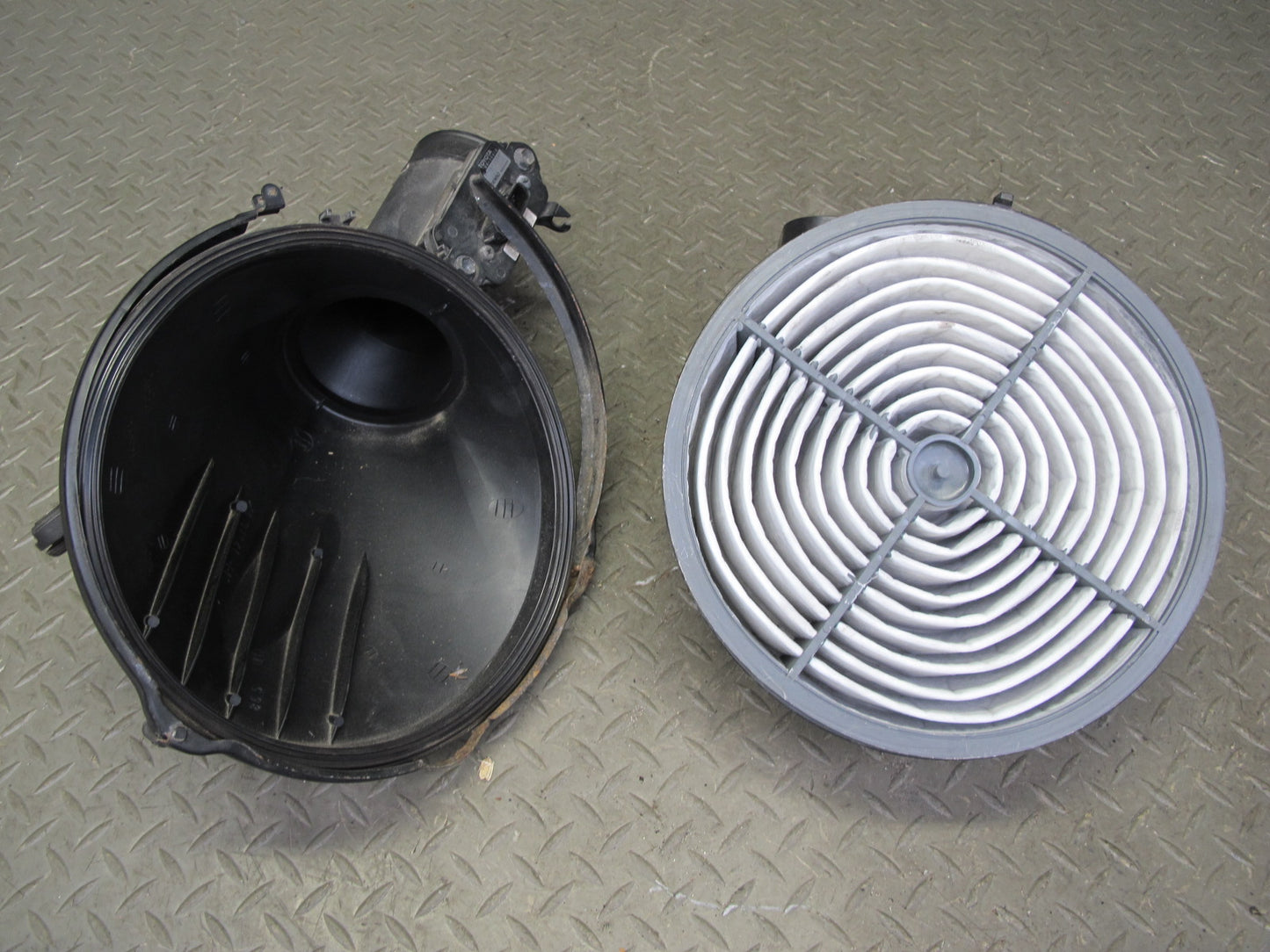 98-00 Lexus UCF20L LS400 Air Intake Cleaner Filter Box w MAF Sensor Assy OEM