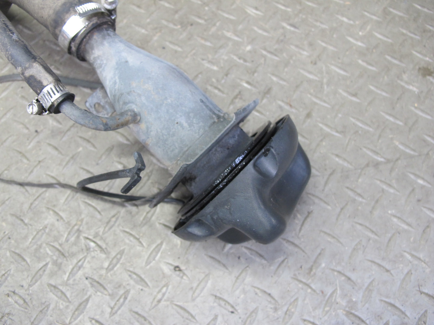 2004-2007 Hummer H2 Fuel Tank Filler Neck Pipe Line W/ Cap 15125310