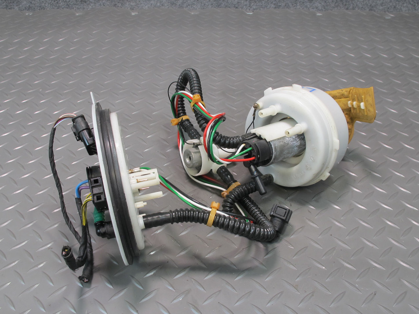 2012-2018 BMW F12 F13 M6 S63T 4.4L Engine Fuel Pump Sending Unit Supply