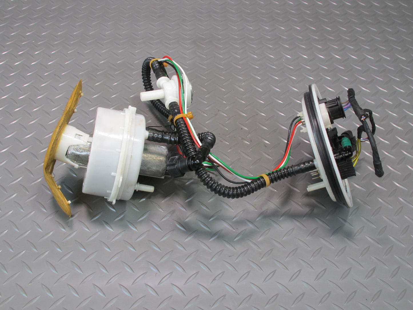 2012-2018 BMW F12 F13 M6 S63T 4.4L Engine Fuel Pump Sending Unit Supply