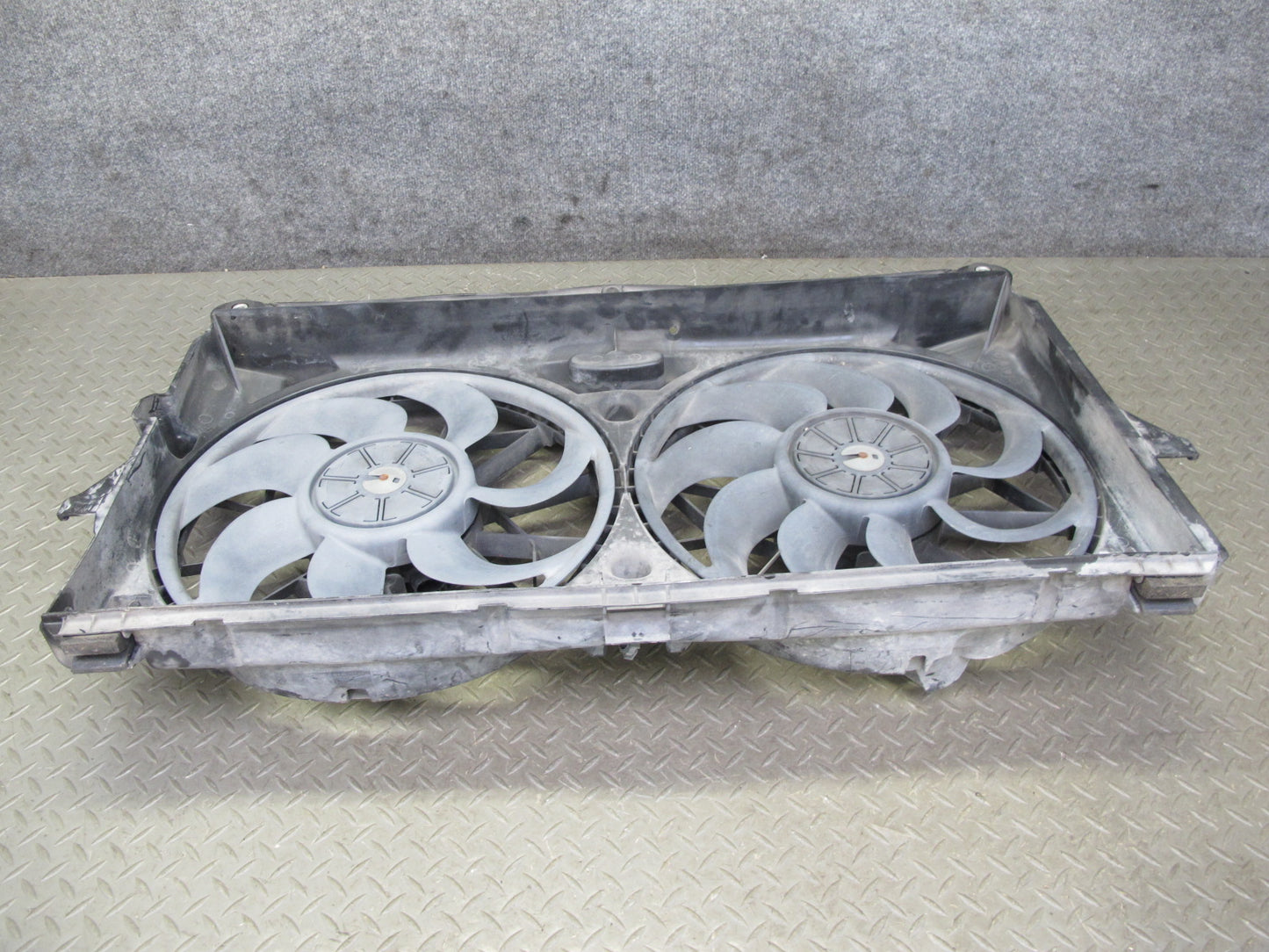 2008-2009 Hummer H2 6.2L Engine Cooling Fan Motor Shroud Assembly