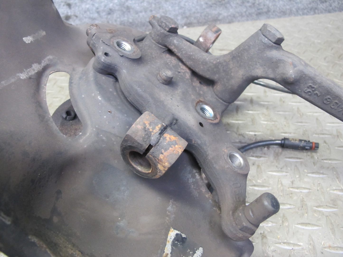 90-95 Mercedes W124 300D Front Right Spindle Knuckle Wheel Hub W/ ABS Sensor OEM