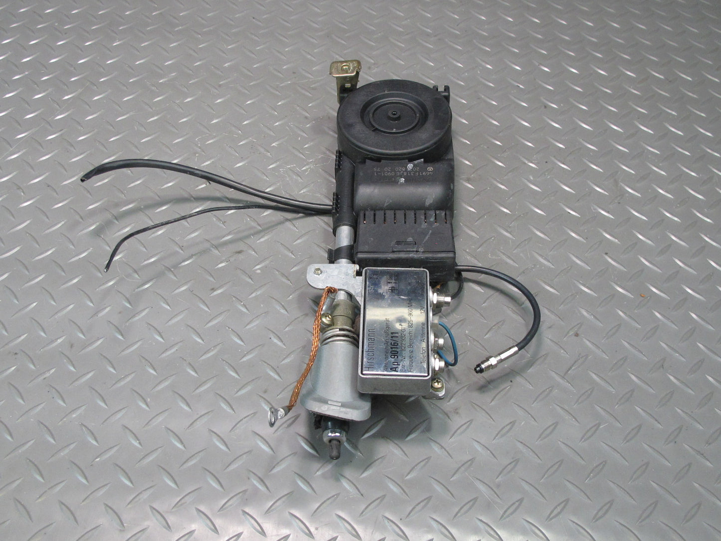 93-95 Mercedes W124 300D Chassis Power Antenna 2028202075 OEM